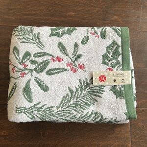 Martha Home Christmas Holly Berry  Bathroom Bath Towel NEW